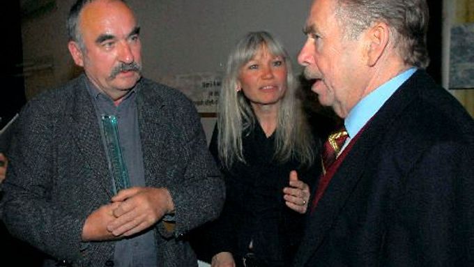 Václav Havel hovoří s fotografem Janem Reichem a jeho ženou, nakladatelkou Janou Reichovou
