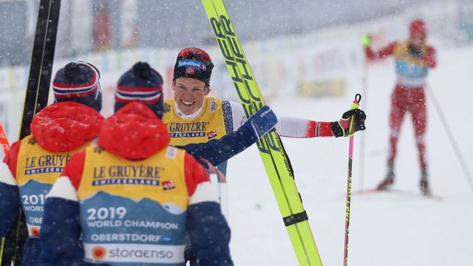 Norský finišman Klaebo na závěrečném úseku bez problémů odrazil útok Rusa Bolšunova (vzadu)