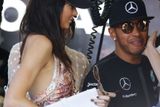 Kolem Lewise Hamiltona se krásné ženy v Monaku jen točily, na návštěvě garáže Mercedesu fotografové zachytili také další britskou modelku, Kendall Jennerovou.