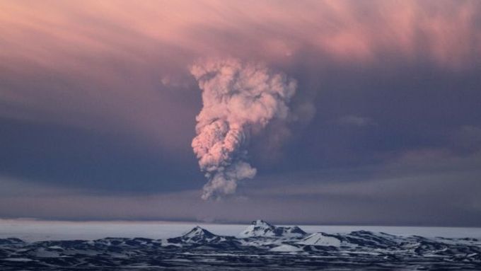 Jeden ze starších výbuchů sopky na Islandu  - vulkán Grímsvötn.