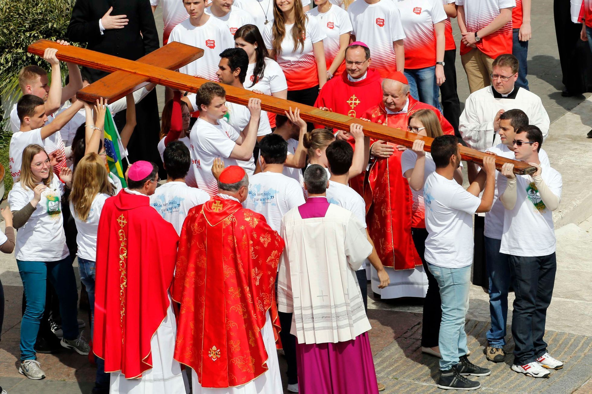 Brazilští věřící s křížem ve Vatikánu při bohoslužbě během Květné neděle