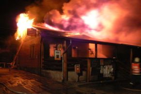 Desítky hasičů bojovali s požárem restaurace u Berouna