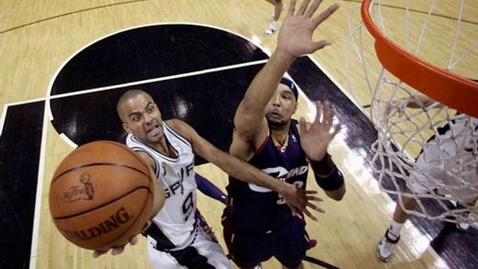 Tony Parker ze San Antonia (v bílém) se snaží skórovat přes clevelandského Drewa Goodena.