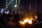 V Lyonu na náměstí Bellecour musela policie proti skupině agresivních lidí v kuklách použít slzný plyn.