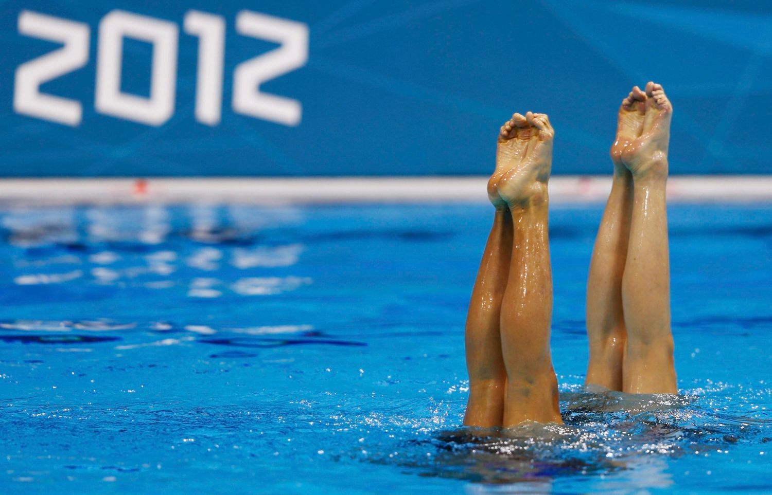 Japonské synchronizované plavkyně Jukiko Inuiová a Čisa Kobajašiová v kvalifikaci na OH 2012 v Londýně.