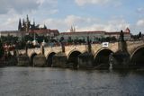 Pro české fanoušky je klíčové, že se logo kapely objevilo také v Praze. Konkrétně na Karlově mostě ...