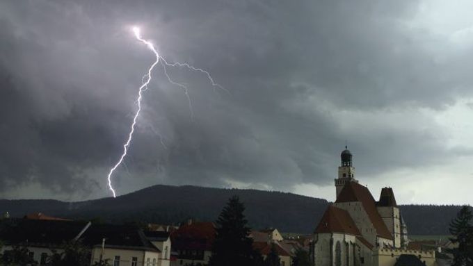 Blesk ozářil jihočeské Prachatice během bouřky, která se nad městem v šumavském podhůří spustila 12. července v podvečerních hodinách.