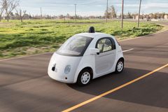 Google sestrojil auto budoucnosti. Nemá volant a jezdí samo