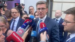 Ministr dopravy Martin Kupka ve chvíli, kdy přicházel do volebního štábu ODS