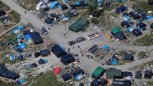 Letecký pohled na pole s názvem "nová džungle" se stany a provizorními přístěnky, kde migranti žádaní o azyl v Calais.