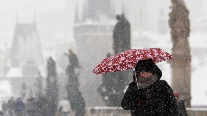 Turisté ze zahraničí se vrací ke kouzlu zimní Prahy.