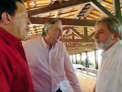 Tři architekti banky (zleva): venezuelský prezident Hugo Chávez, argentinský Nestor Kirchner a brazilský Luiz Inácio Lula da Silva