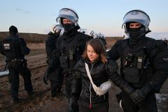 Německá policie zasahuje vůči protiuhelným aktivistům, zadržela Gretu Thunbergovou