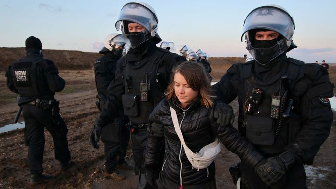 Gretu Thunbergovou zadrželi při protestu proti hnědouhelnému dolu němečtí policisté.