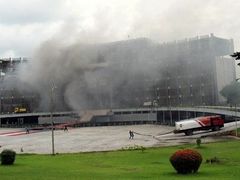Oheň vypukl jen několik hodin po té, co prezidentka se slavnostní pompou po 15 letech zapnula přívod elektrické energie do hlavního města Monrovia.