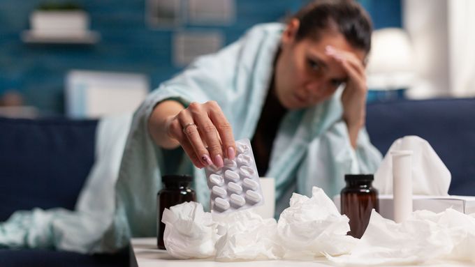 "Chřipka není jen respirační onemocnění. Lidé by na to měli myslet," říká epidemiolog Petr Smejkal.