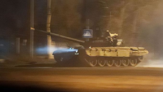 Reuters: Kolony vojenských vozidel včetně tanků brzy v úterý (22. února) na předměstí Doněcka