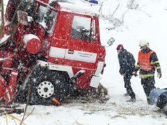 Semilsko, 12. 2, 2013: Hasičský jeřáb jel k zásahu, srazil se s již havarovaným autem. V něm zemřela řidička.