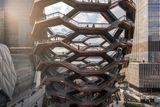 Sousedem centra umění v New Yorku je nová vyhlídka The Vessel od britského architekta Thomase Heatherwicka, stala se nejlepší nekomerční stavbou roku.