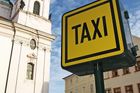 Praha zruší některá stanoviště taxikářů a nahradí je stanicemi pro elektromobily