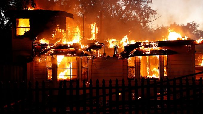 Lesní požáry v Kalifornii zruinovaly několik dalších domů.