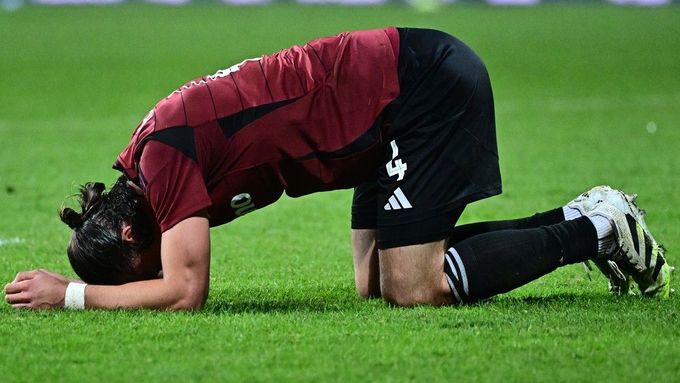 Sparta se v Karviné ocitla na kolenou, což názorně dokumentoval její stoper Jakub Martinec.