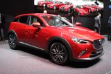 Mazda CX-3 začíná podobně jako Yeti na ceně 399 900 korun. Základní výbava Emotion nabízí alespoň základní věci jako klimatizaci a rádio, pod kapotou vrčí benzinový dvoulitr.