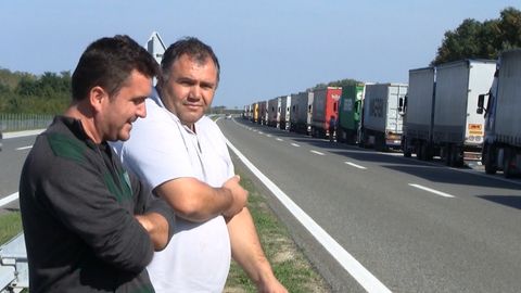Srbsko se pře s Chorvaty o uprchlíky. Jako zbraň slouží kamiony