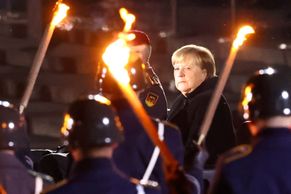 Vojáci, pochodně a punk z NDR. Německá armáda poctila odcházející Angelu Merkelovou
