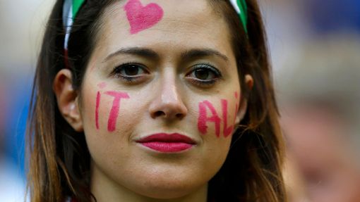 An Italy fan poses before the 2014 World Cup Group D soccer match between England and Italy at the Amazonia arena in Manaus June 14, 2014. REUTERS/Ivan Alvarado (BRAZIL -