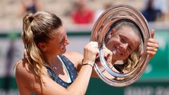 Lucie Havlíčková pózuje s trofejí vítězky juniorky na French Open 2022