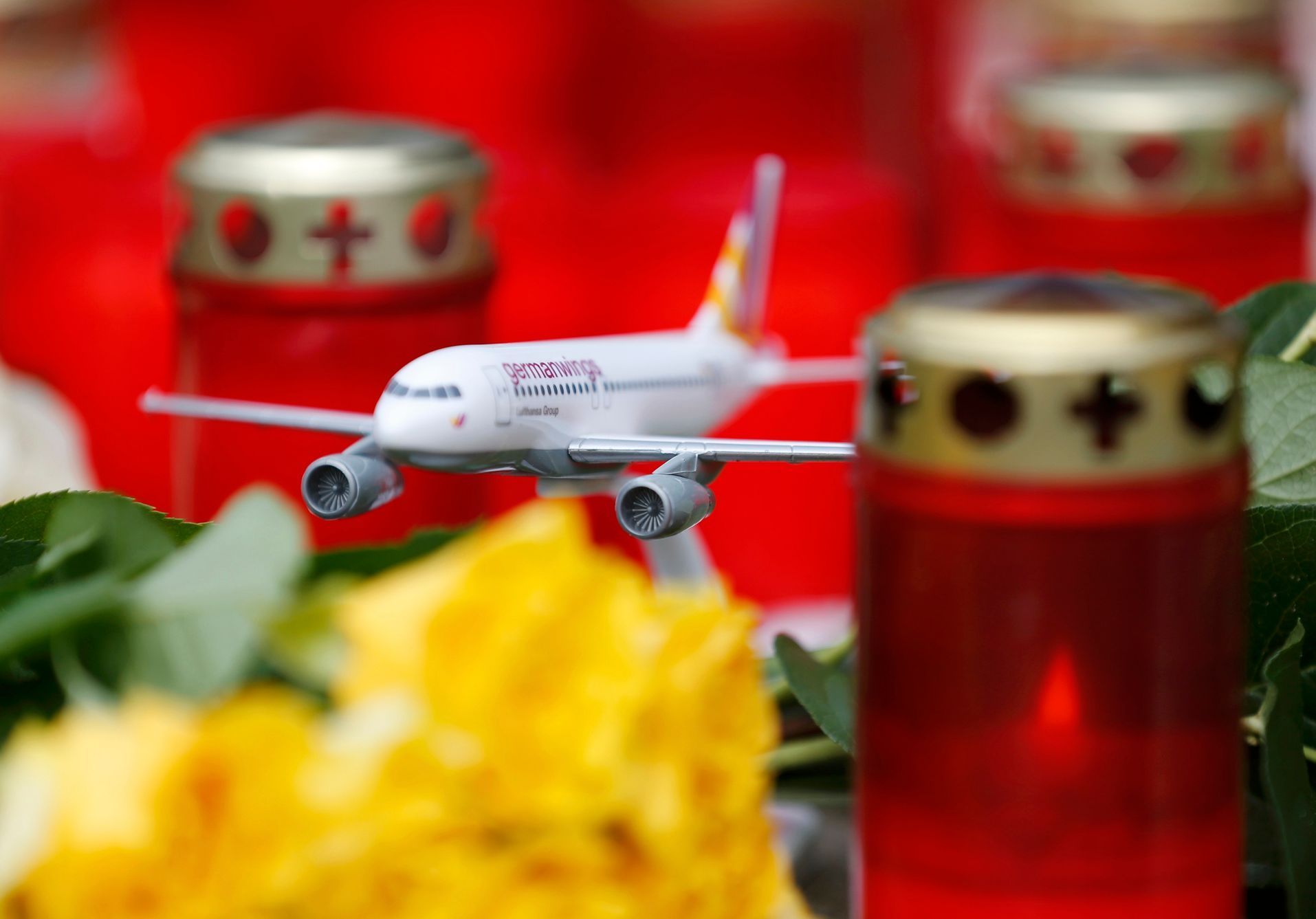 Model letadla Germanwings mezi svíčkami