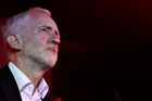 Corbyn čelí skandálu kvůli snímku u údajných hrobů teroristů, kritizuje ho i premiér Izraele