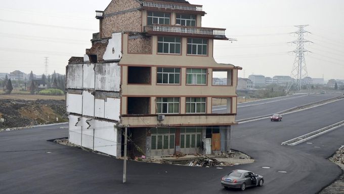 Liniová stavba ve veřejném zájmu ad absurdum. Čínská dálnice kolem domu, který odmítl ustoupit její trase. Byl zbourán až pak.
