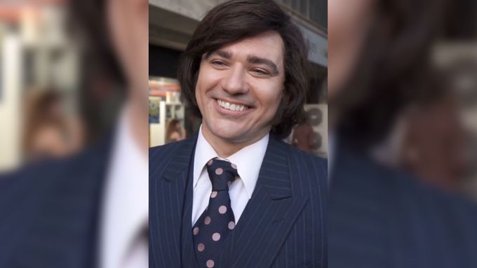 Vojta Kotek jako Karel Gott ve filmu Duchoň