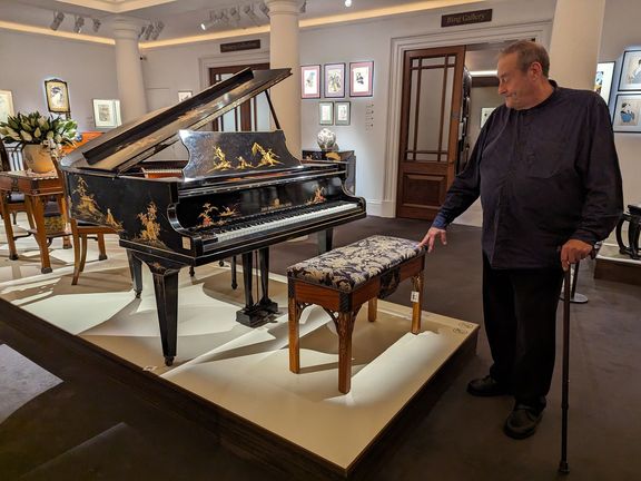 Peter Freestone a Freddieho křídlo v černém lakovaném pouzdře s čínským zdobením, které bylo součástí aukce.