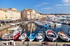 Přístav v Saint-Tropez, to nejsou jen tyto bárky pro rybáře a turisty, ale také honosné jachty boháčů, které jsou vidět v pozadí.