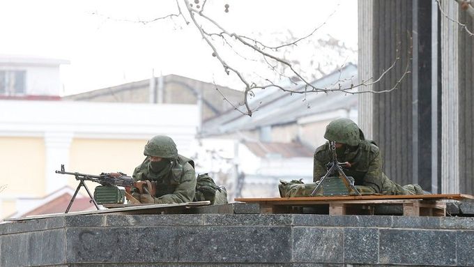 Ostřelovači na budově parlamentu ukrajinského Krymu.