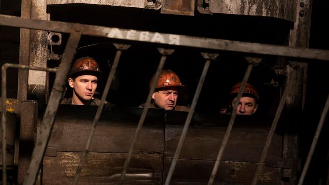 Do pátrání po pohřešovaných hornících se v ukrajinském dole Zasjadko zapojilo na 130 jejich kolegů.