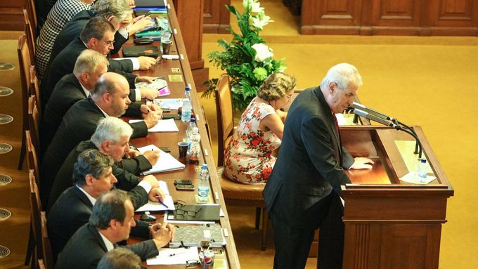 Lodivod Miloš Zeman a jeho tým. Momentka z hlasování o důvěře v kabinet Jiřího Rusnoka.