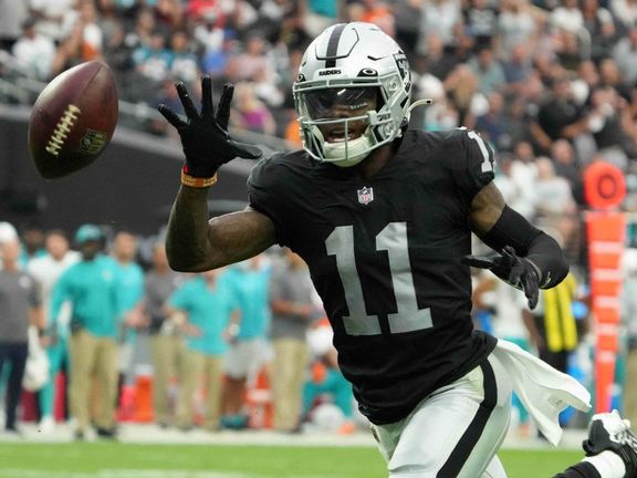 Henry Ruggs v dresu Las Vegas Raiders v utkání NFL proti Miami