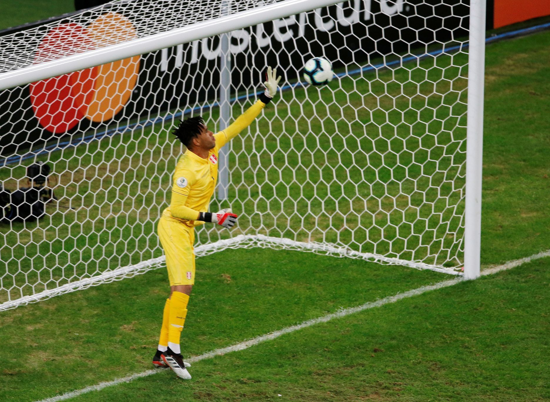 Peruánský brankář Pedro Gallese likviduje v semifinále jihoamerického šampionátu "panenkovskou" penaltu Eduarda Vargase z Chile