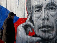 Muž prochází kolem graffiti zobrazující bývalého českého prezidenta Václava Havla, v Praze dne 20. prosince 2011. Havel, disident a dramatik, který byl vězněn komunistickým režimem, stál v čele nenásilné Sametové revoluce a stal se českým prezidentem, zemřel ve věku 75ti let. REUTERS/David W Cerny