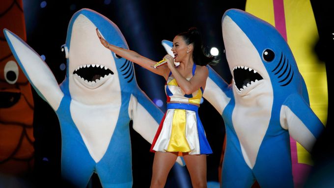 Super Bowl: Katy Perry, tancující žraloci i skvělí Patrioti