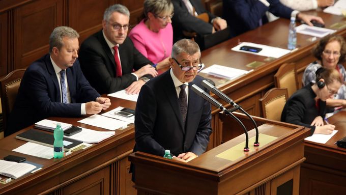 V Poslanecké sněmovně stále probíhá hlasování o důvěře vládě. Menšinový kabinet ANO a ČSSD podpoří komunisté.