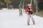 Podmínky pro lyžaře zlepšuje nový sníh, otevírají další sjezdovky i v nižších polohách