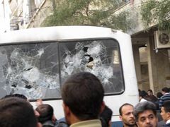 Rozstřílená dodávka po protestní demonstraci v Damašku.
