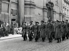 Těsně po válce (18. června 1947) mohli ještě přeživší parašutisté vzdát čest kamarádům, kteří padli v pražském kostele Cyrila a Metoděje.
