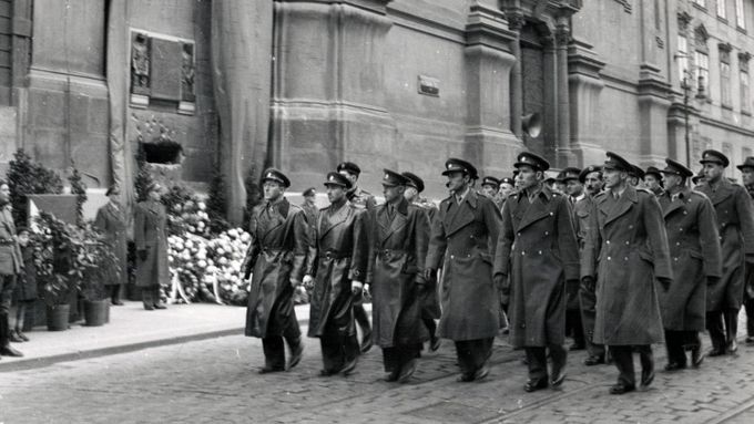 Těsně po válce (18. června 1947) mohli ještě přeživší parašutisté vzdát čest sedmi kamarádům, kteří padli v pražském kostele Cyrila a Metoděje. J. Nechanský první zleva. R. Pernický čtvrtý zleva.