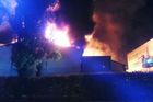 Hasiči pokračují v likvidaci požáru hal s matracemi v Brně, škoda je nejméně 30 milionů korun